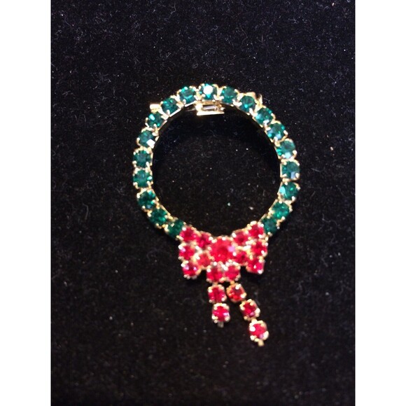 Unbranded Jewelry - Vintage Red Green Rhinestone CHRISTMAS WREATH BROOCH WITH BOW Gold Tone Prongset